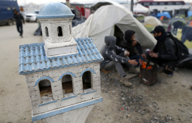 Грчка послала аутобусе у камп Идомени по избеглице 