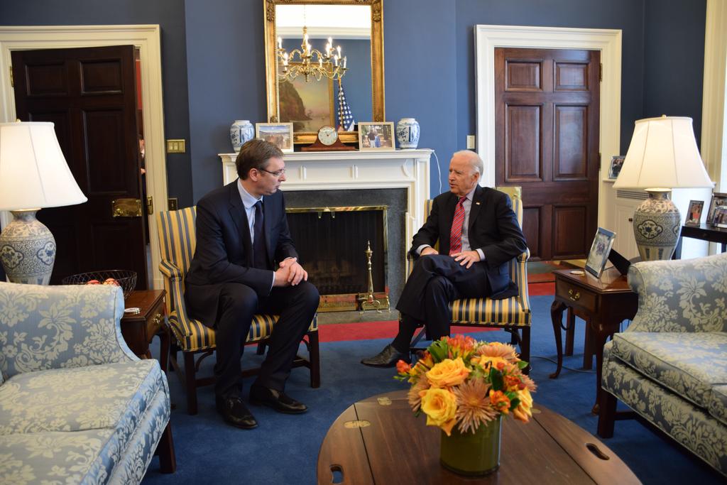 Бајден телефонирао Вучићу: Жал за цивилним жртвама 1999.