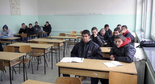 Брука: Матуранти факултативно на настави!