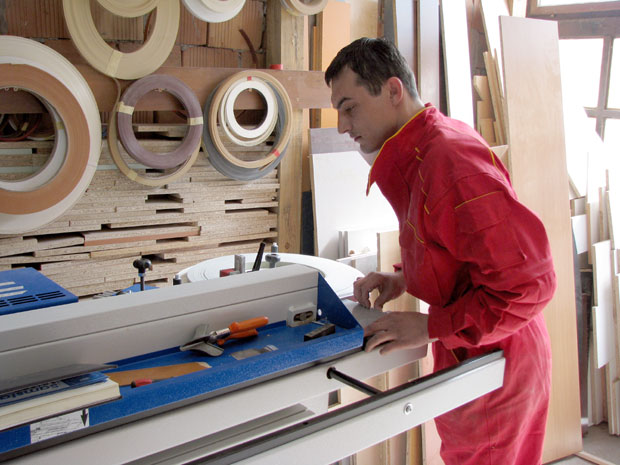 Држава купује алат фирмама