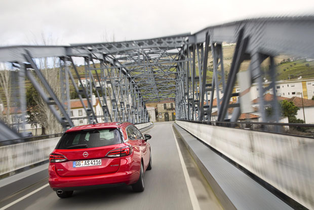 Опел астра спортс турер - комфорна и практична