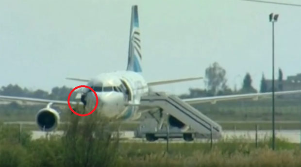 ПОГЛЕДАЈТЕ: Побегао из кокпита током отмице авиона (ВИДЕО)