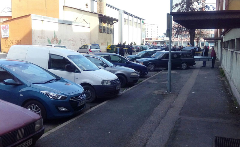 Градишка: Задавио жену пред дететом