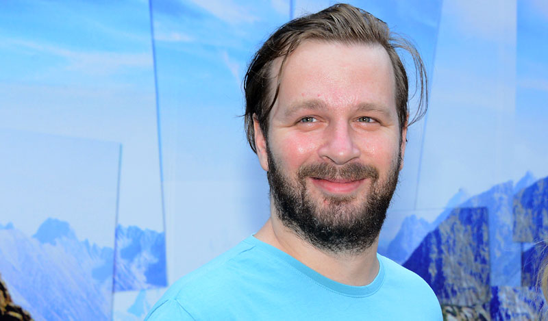 Пијани Скај Виклер галамио испред штанда ДС-а