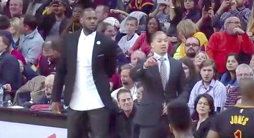 ВИДЕО: Леброн се опробао у улози тренера