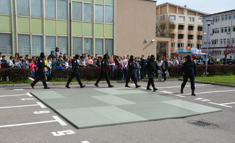 Бањалука: Основци опчињени вежбама полицајаца
