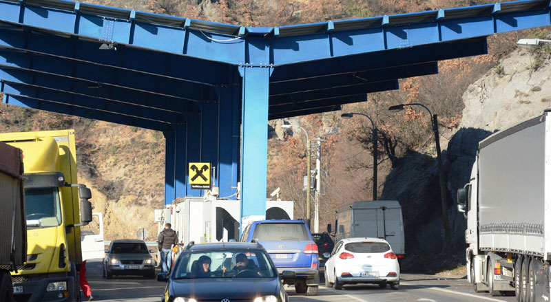 Медији: Сутра престаје блокада уласка камиона на Косово