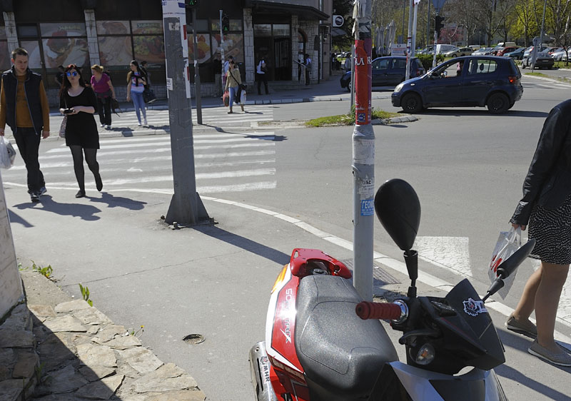 Мотоциклом на мајку и дете