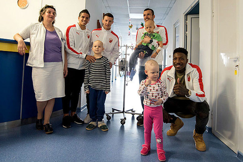 Фудбалери Црвене звезде улепшали дан деци на лечењу