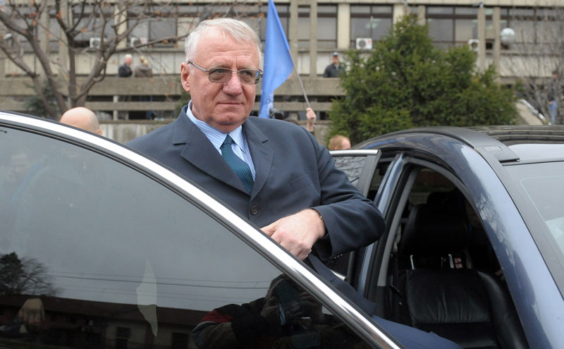 Шешељ пише захтев за пасош