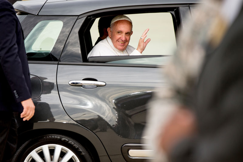 Фиат у којем се возио папа продат за 300.000 долара