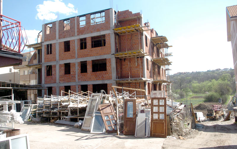 Зида као да не прети рушење