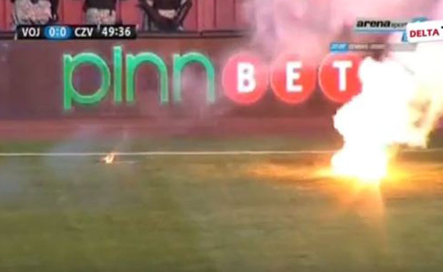 ВИДЕО: Бакљада Делија и прекид меча у Новом Саду