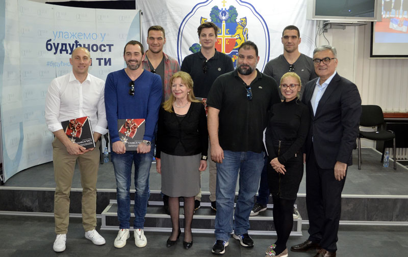 Ватерполисти са студентима