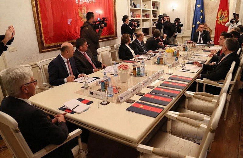 Мило прихватио услове