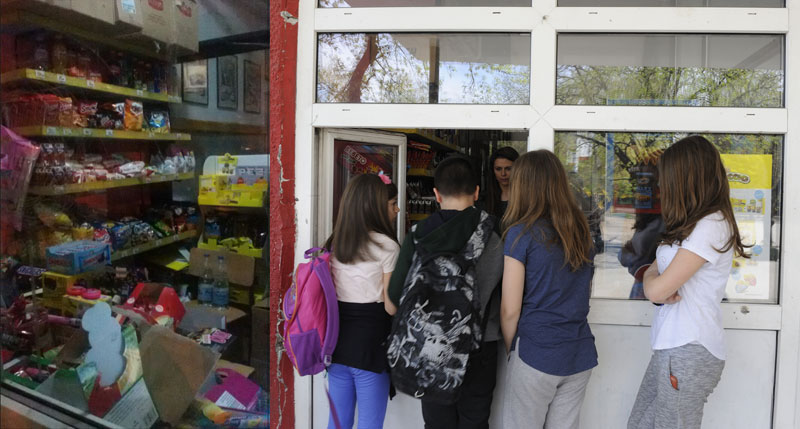 У школама закупци пекаре и продавнице: Слаткишима маме ђаке!