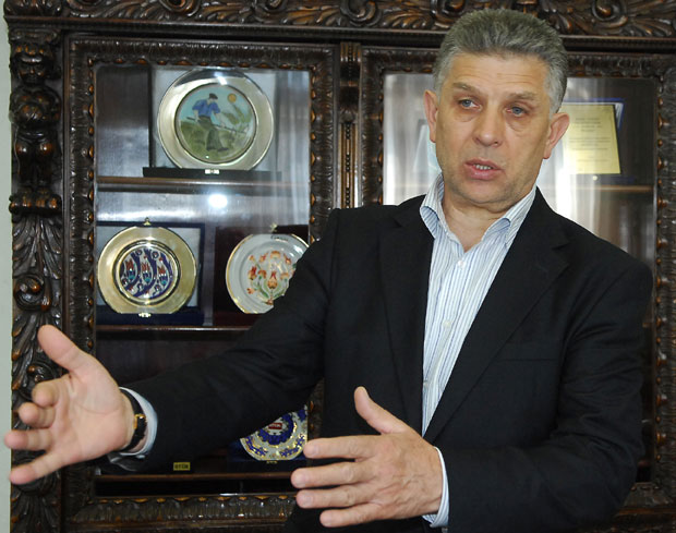 Угљанин спискао милионе, па зове плаве шлемове