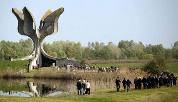 Претње због Јасеновца