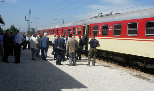 Возови у РС поново стају