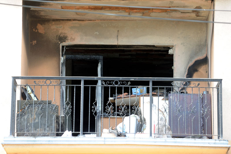 Земун: Породицу од пожара спасао компјутер!