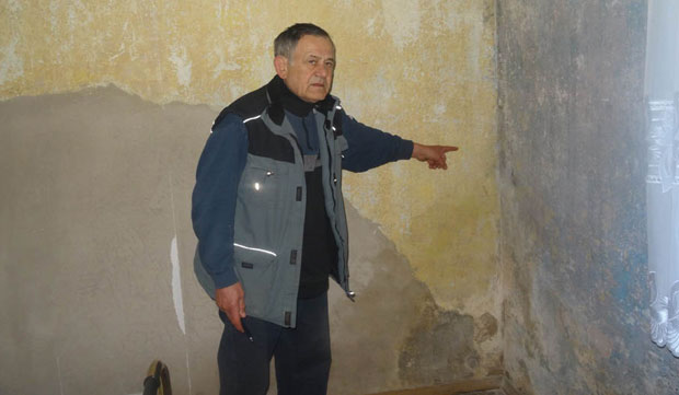 Пљевља: Због туђег немара оtпада малтер са зидова