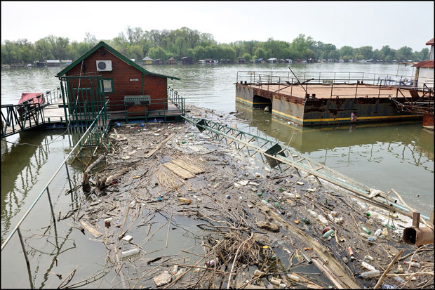 Кејови затрпани тонама ђубрета