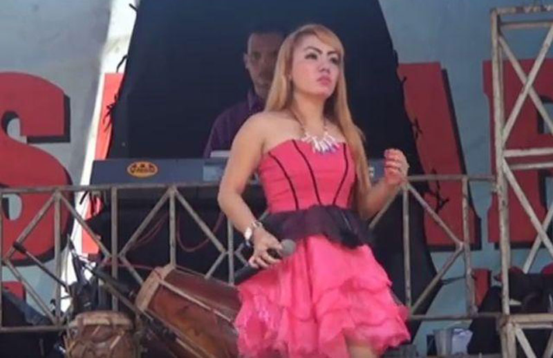 Певачицу усред наступа ујела кобра, певала је још 45 минута и преминула