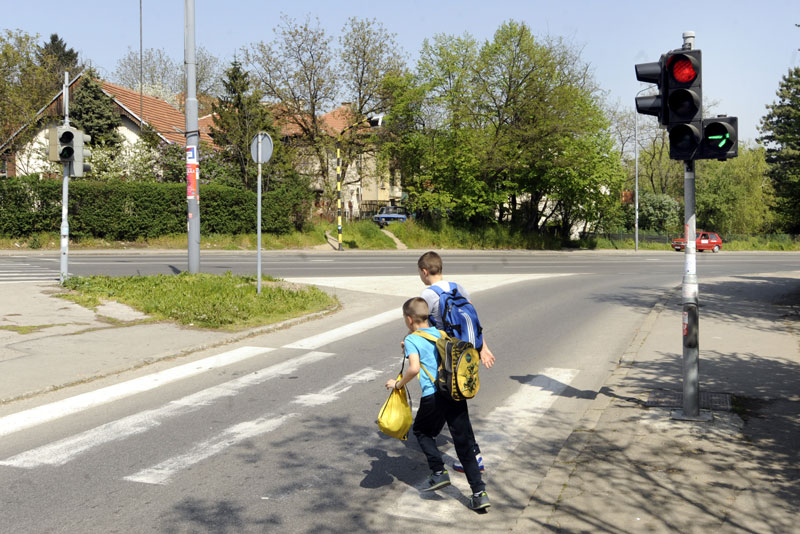 Возачи децу косе на зеленом!
