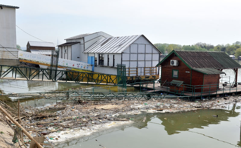 Сплавови на рекама: Гламур плива у смећу