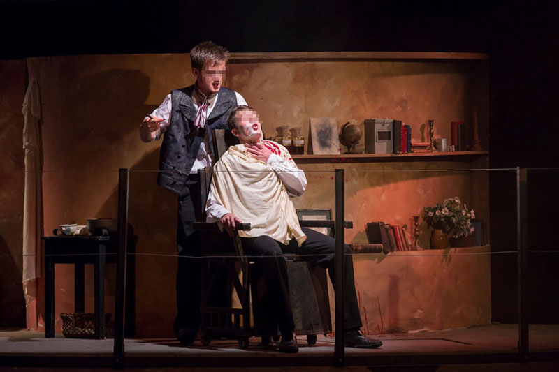 ЂАЦИ СЕБИ ПРЕРЕЗАЛИ ВРАТ НА БИНИ: Публика на школској представи мислила да је све то глума (ФОТО)