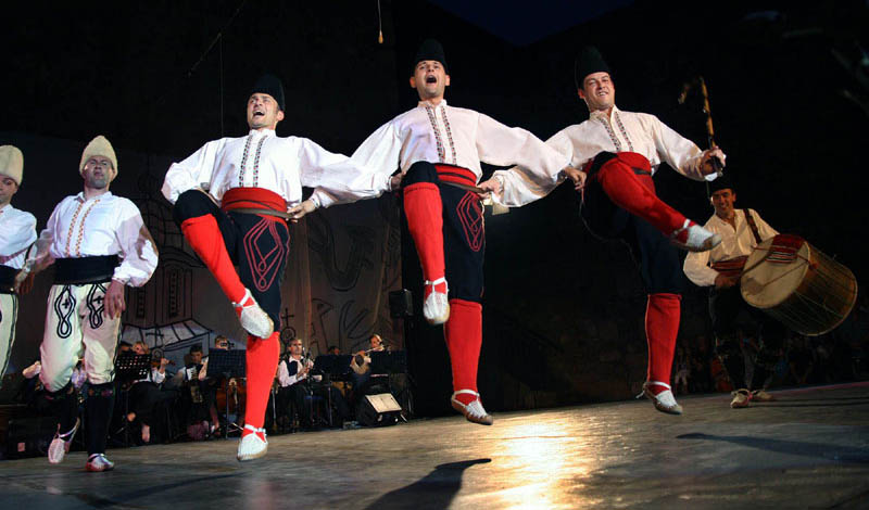 Хрватско и српско коло руку подруку