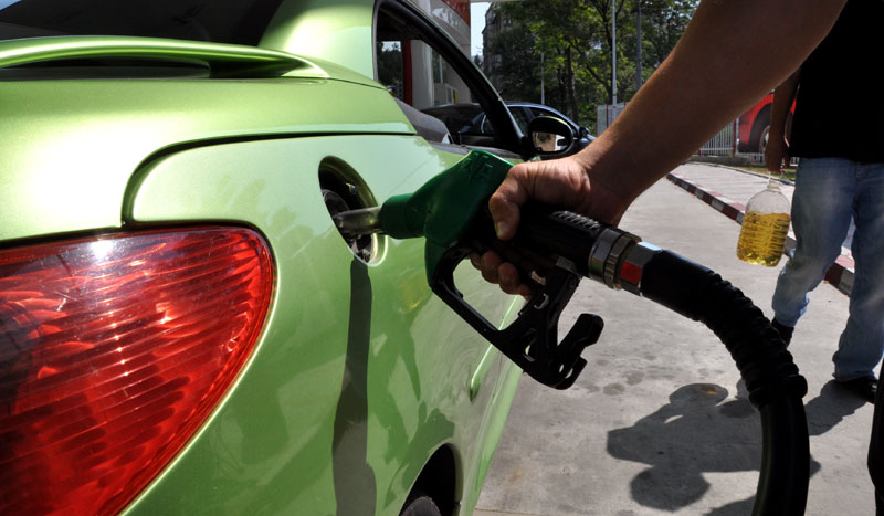 Кад купују бензин Италијани плаћају за 80 година ратова и катастрофа