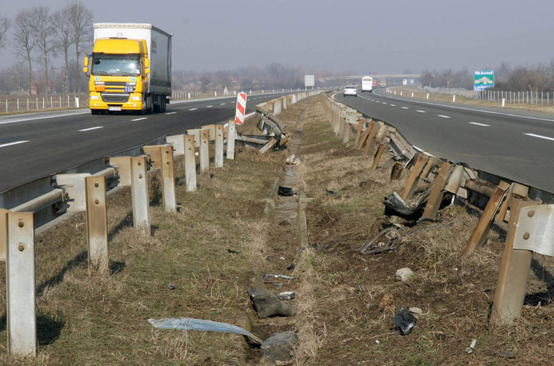 Судар камиона и волвоа, двоје мртвих, возач аутомобила ишао супротном траком аутопута