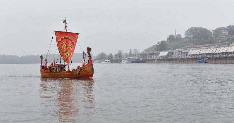 Панорама града са река