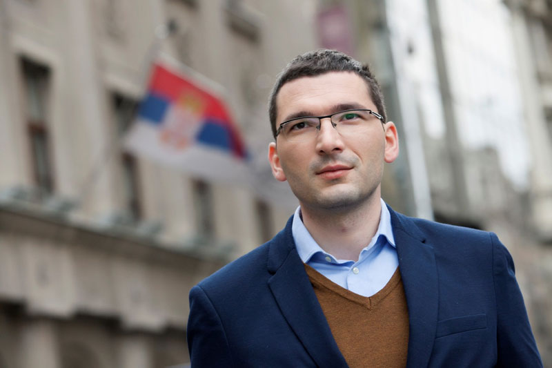 Шпијунка: Хит “У инат”