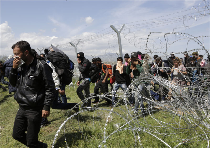 Сузавац и шок-бомбе сачували границу, повређено 260 имигранта