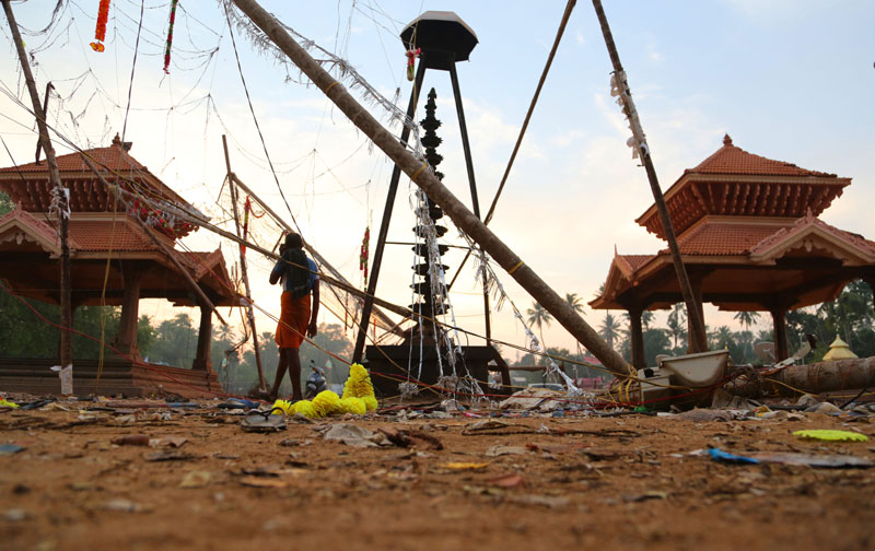 УЖАС НА ПРОТЕСТУ: Високонапонски кабл пао на окупљене, 10 особа погинуло