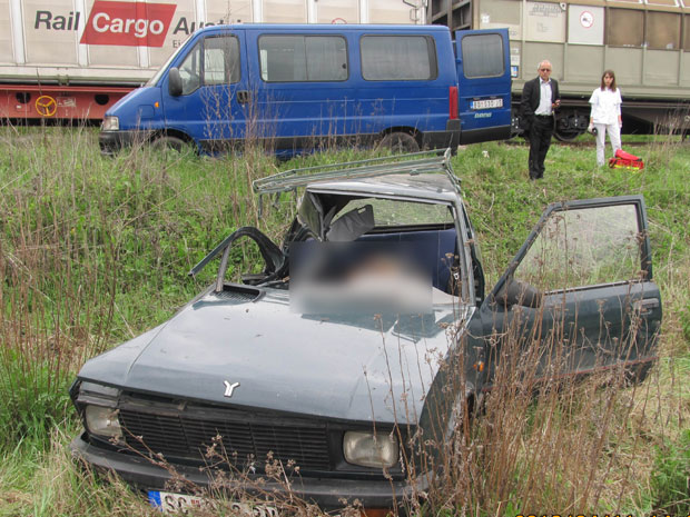 Воз налетео на аутомобил, једна особа погинула