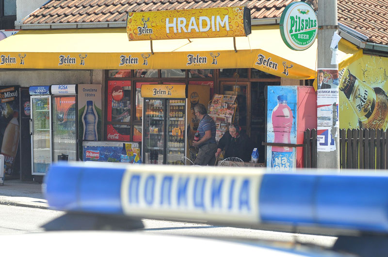 Пуцао на малолетне провалнике, ранио једног од њих у задњицу