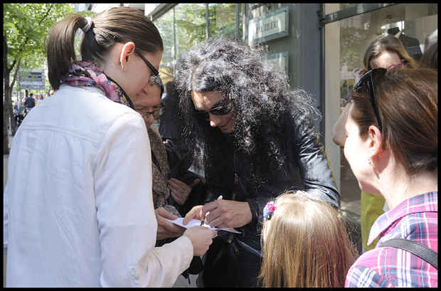 Дружење виолинисте са обожаваоцима: Сви хтели слику и Немањин аутограм