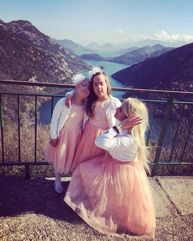 ОНА ЈЕ МАЈКА - ХЕРОЈ: Живот са близнакињама рођеним са Дауновим синдромом