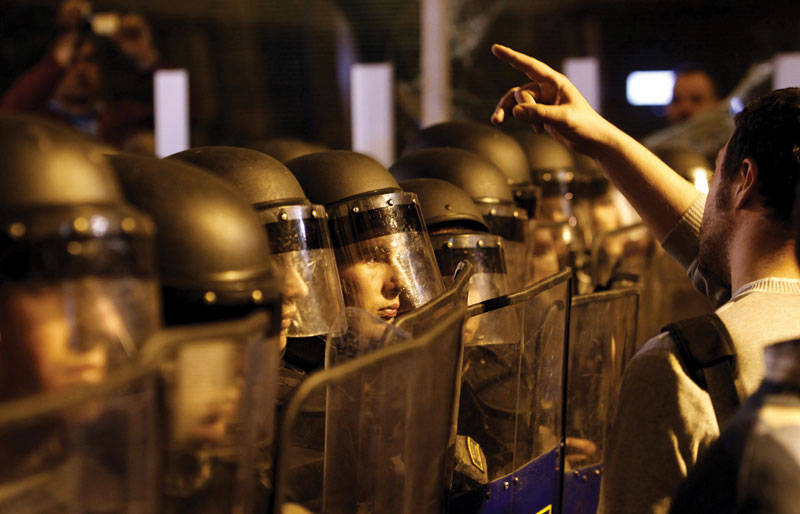 Склопље: Амнестија шири кризу!