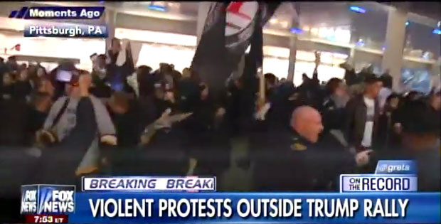 ВИДЕО: Општа туча на митингу Трампа у Питсбургу