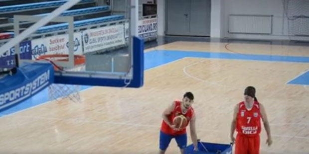 ВИДЕО: Раде Марковић везаних очију убацио 11 тројки