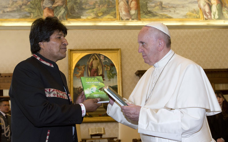 Моралес поклонио папи књиге о лековитим својствима коке