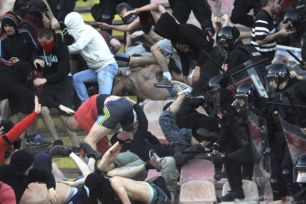 ХОРОР НА МАРАКАНИ: Навијач Звезде изгубио два прста у експлозији топовског удара