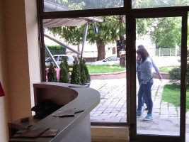 Тетовo: Разбијена стакла на Народној канцеларији председника Македоније