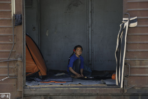 Избеглице одблокирале пругу код Идоменија
