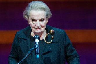 Олбрајтова: У Путиновим рукама лоше карте, али вешто игра