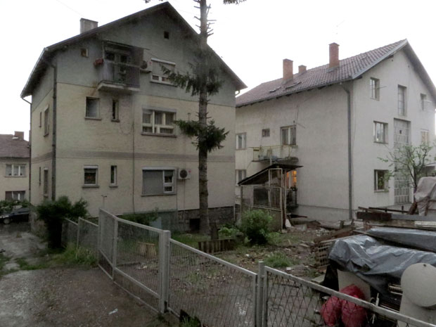 Комшије отеле плац